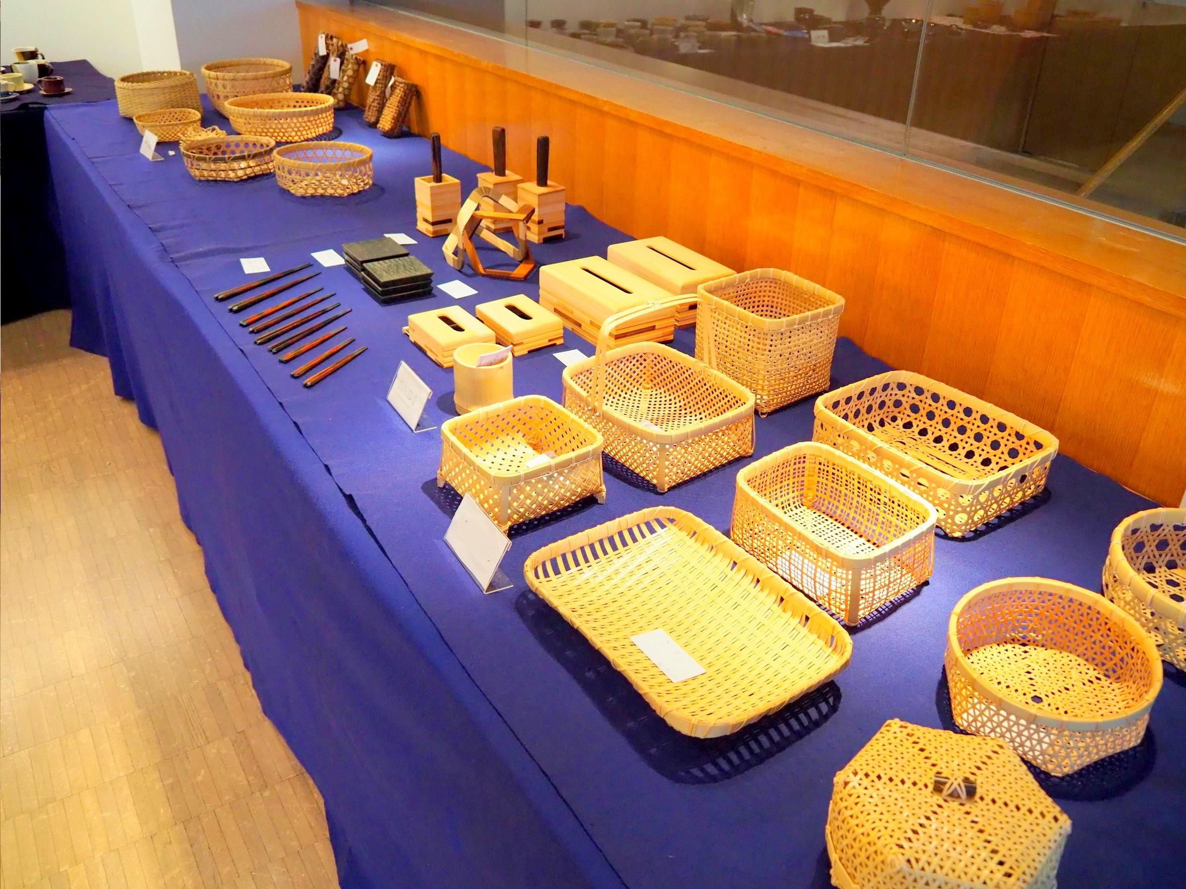 A室入口側には、長机を2脚並べて竹工芸の作品を展示